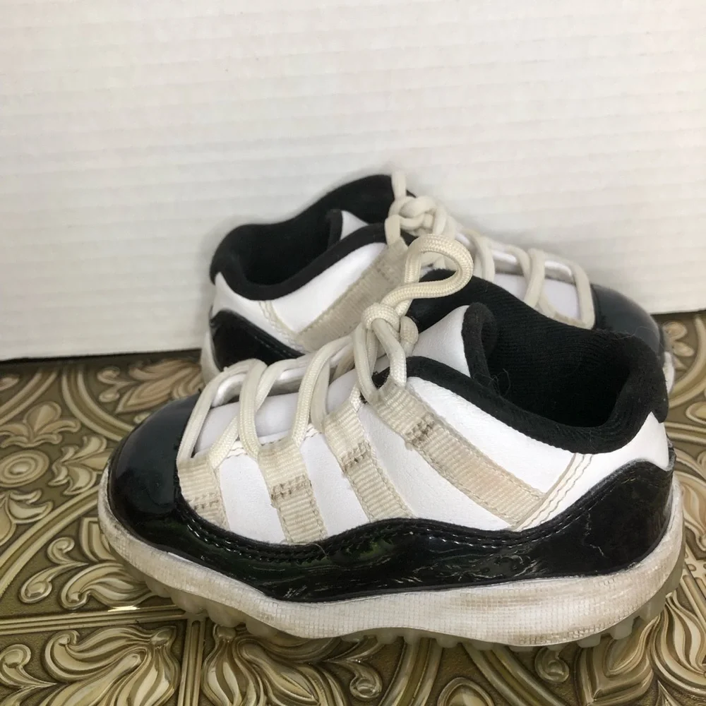 Jordan Kids Black and White Sneakers size 6C
